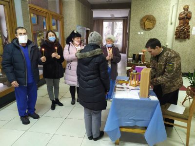 Вінницьким військовим медикам та пацієнтам  передали Вифлеємський вогонь на Святвечір  