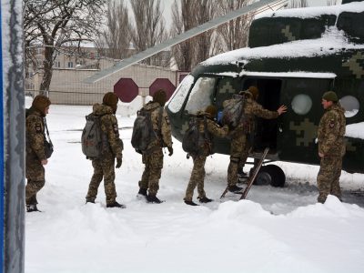 На Миколаївщині строковики-десантники готуються до першого стрибка з парашутом  