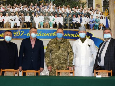 Портативний ультразвуковий сканер sonoscape, п’ять кисневих концентраторів «біомед» 7f-10 та інше майно передали волонтери до чернігівського шпиталю  