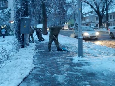 В Одесі курсанти допомагають комунальним службам долати наслідки негоди  