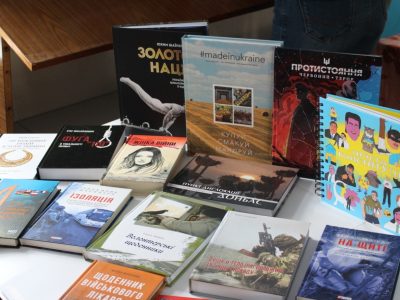 Пацієнти військового шпиталю отримали сучасні патріотичні книги  