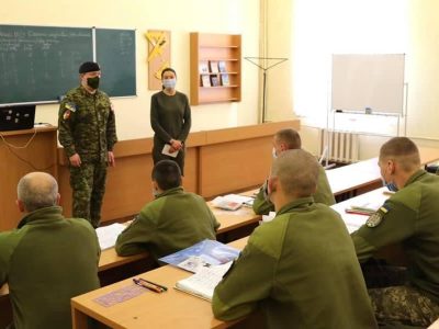 Канадські інструктори проводять заняття з одеськими курсантами у форматі Speaking club  