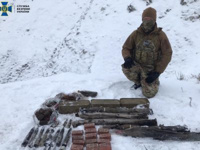 На Луганщині СБУ виявила прихований арсенал із військовими засобами ураження  