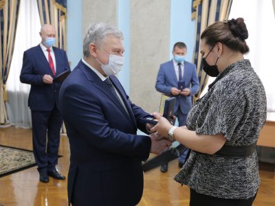 «Дякую за активну позицію і готовність підставити плече»: Андрій Таран вручив волонтерам та міжнародним партнерам відомчі відзнаки  