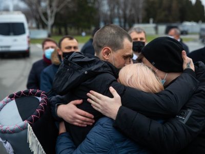 Звільнені українські моряки із судна Captain Khayyam повернулися додому та нарешті побачили рідних після п’яти років утримування в Лівії  