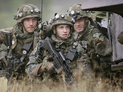 Локомотиви, що стають бронепотягами: як будують оборонні мури для Старого світу  