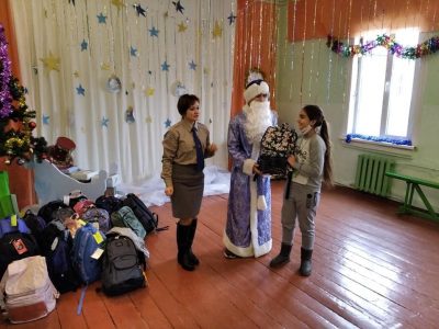 Подарунки дітям учасників бойових дій від українців із США  