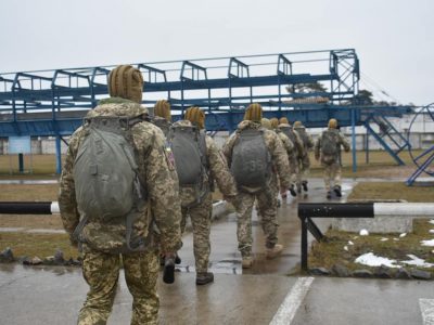 Перед стрибком з парашутом треба «пострибати» на наземних тренажерах  