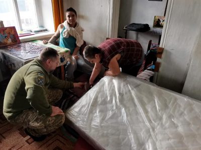 Військовослужбовці ООС передали гуманітарну допомогу сім’ї із хворою дитиною  