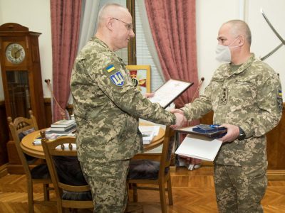 Головнокомандувач ЗСУ Руслан Хомчак вручив нагороди начальникові Військової служби правопорядку Ігорю Криштуну  