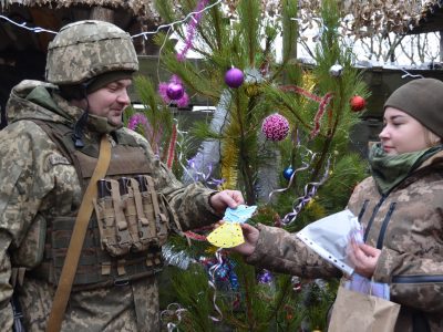 Воїни на передовій у Святвечір отримали листівки від дітлахів із Києва та Хмельниччини  