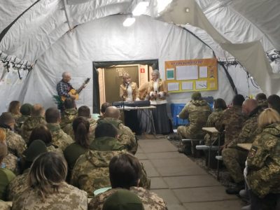 Ансамбль «Зірниця» піснею привітав українських захисників із новорічними святами  