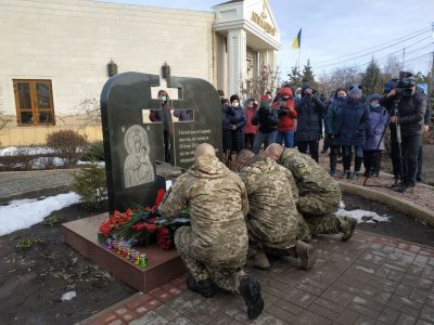 Маріуполь ушанував пам’ять загиблих під час обстрілу мікрорайону «Східний» 6 років тому  