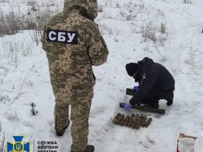 На Луганщині СБУ виявила арсенал бойовика, якого оголошено в розшук  
