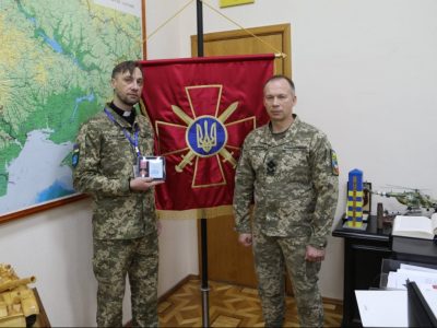 Командувач Сухопутних військ ЗСУ нагородив бойового капелана  