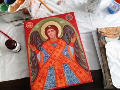 У Трускавці «Небесні покровителі» малюють ікони, а виручені кошти віддадуть військовим  