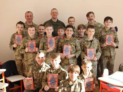 На Київщині школярі отримали сучасну літературу від військових  