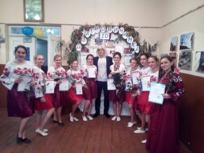 «Ми всіх вас любимо!»: юні галичанки привітали воїнів на передовій із Днем закоханих  