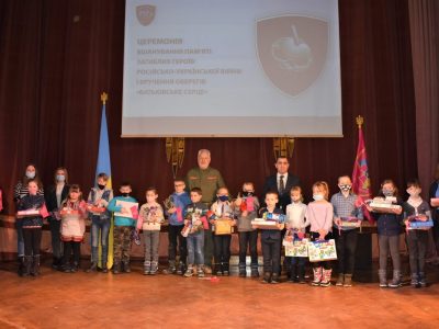 77 дітей загиблих Героїв отримали пам`ятні відзнаки на Сумщині