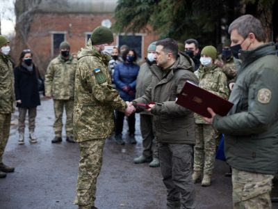 На Донбасі Володимир Зеленський нагородив українських військових  