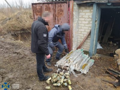 СБУ виявила поблизу лінії розмежування схрон, «закритий» розтяжкою, зі снарядами до протитанкової зброї
