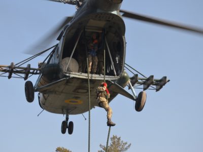 Десантники відпрацювали безпарашутну висадку з гелікоптера  