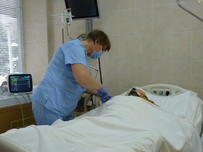 У Дніпрі лікарі борються за життя важкопораненого захисника  