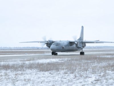Виконання посадки Ан-26Ш з імітацією відмови одного з двигунів — одне із завдань під час  командирських польотів  