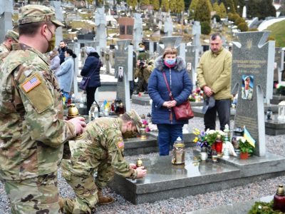 Американські солдати разом зі львів’янами вшанували пам’ять українських героїв, загиблих на Донбасі  