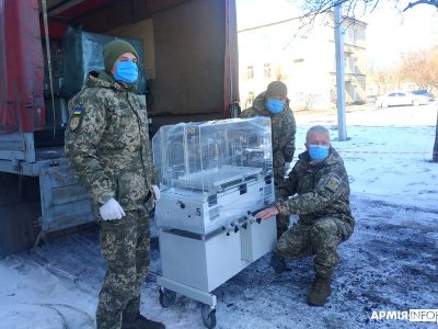 На Донбас доставили кувези для немовлят  