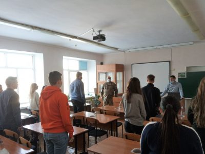 Офіцери Казанківського райцентру комплектування провели для школярів урок військово-патріотичного виховання  