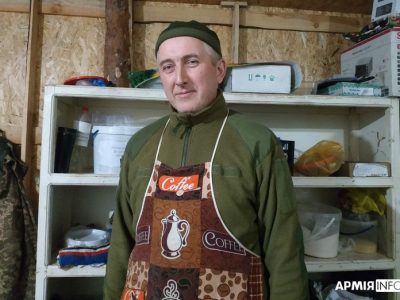 Розсольник, відбивні, пироги з яблуками — чим годують військових на передовій  