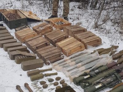 На Луганщині СБУ виявила схрон диверсійної групи бойовиків