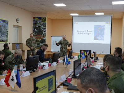 На Чернігівщині представники США, Канади та Литви навчали українських військових тонкощам управління  