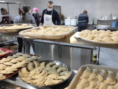 «Олів’є та вареники для солдата» : волинські волонтери відправили  домашню їжу військовим на Донбас  