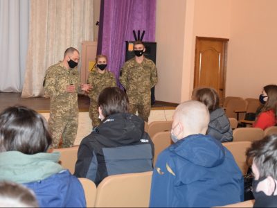 Курсанти-зв’язківці розповіли учнівській молоді Кременчука про особливості військової служби  