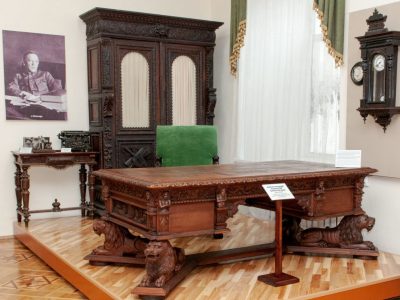 Славнозвісний «стіл Петлюри» зайняв своє чільне місце в оновленій експозиції вінницького музею  