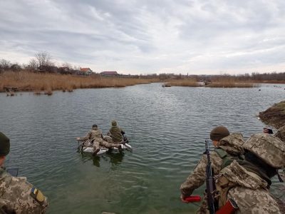 Як курсанти-розвідники подолали водну перешкоду в тилу ворога  