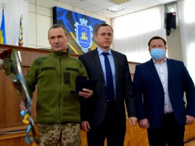 У Нікополі військовослужбовець, який врятував дитину, отримав нагороду
