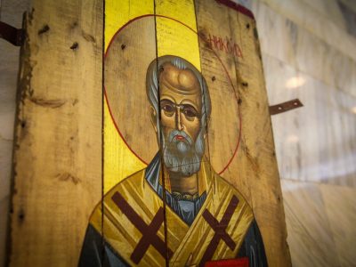 В «Укроборонпромі» відкрилась виставка «Ікони на ящиках з-під набоїв»  