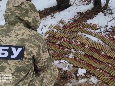 СБУ виявила схрон зі снарядами далекобійної артилерії