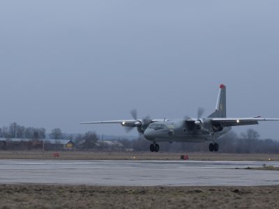 Удень та вночі у складних метеоумовах: у небі над Вінниччиною літали транспортники  