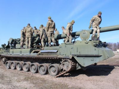 На стажуванні курсанти-артилеристи тренуються на сучасному комп’ютерному артилерійському полігоні