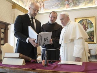 Шмигаль зустрівся із папою Франциском і обговорив війну на Донбасі  
