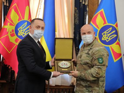 Ключовим аспектом взаємодії ЗСУ та збройних сил НАТО є взаємосумісність військовослужбовців – зустріч Анатолія Петренка та Роджера Л. Клотьє