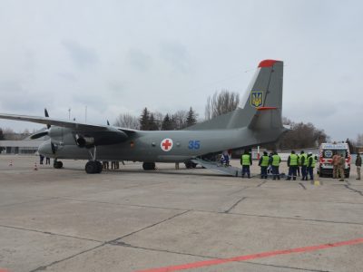 Семеро військовослужбовців літаком санавіації евакуйовані з Дніпра до Києва  