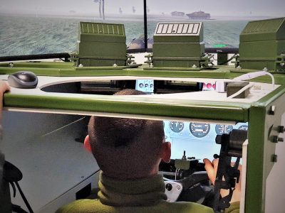 Морпіхи навчаються водити бойові машини на сучасних тренажерах  