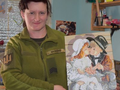 Хороший кухар, досвідчений бойовий медик, ще й художниця…