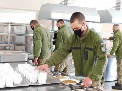 Військовий обід: перша страва — курдак, друга  — плов узбецький і салат чимчик тили