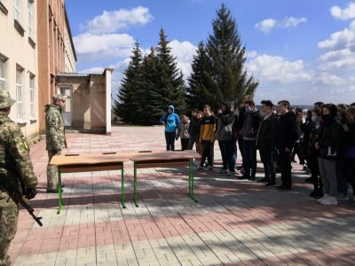 Захисники України активно долучаються до військово-патріотичного виховання молоді в районі ООС  